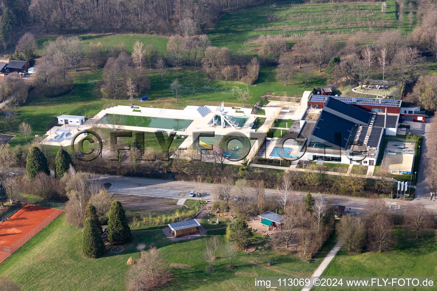 Schwimmbecken des Sport & Familienbad MACH´ BLAU Denzlingen in Denzlingen im Bundesland Baden-Württemberg, Deutschland