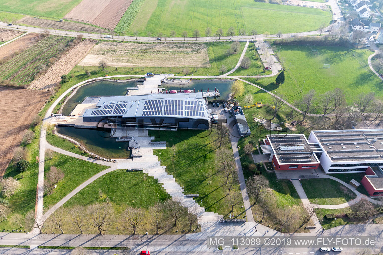 Luftbild von Schwimmbecken des Sport & Familienbad MACH´ BLAU Denzlingen in Denzlingen im Bundesland Baden-Württemberg, Deutschland