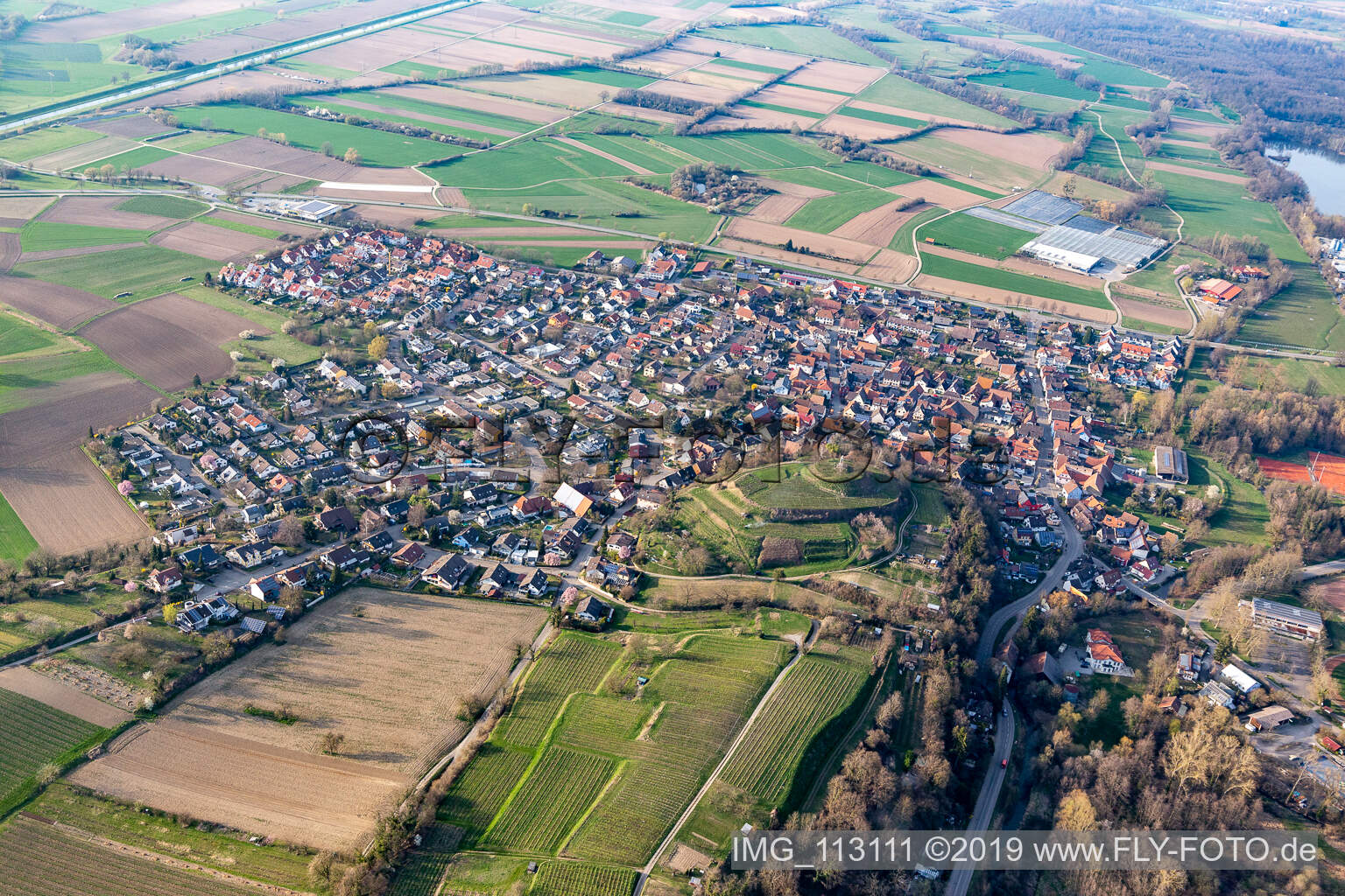 Landwirtschaftliche Nutzflächen und Feldgrenzen umsäumen das Siedlungsgebiet des Dorfes im Ortsteil Nimburg in Teningen im Bundesland Baden-Württemberg, Deutschland