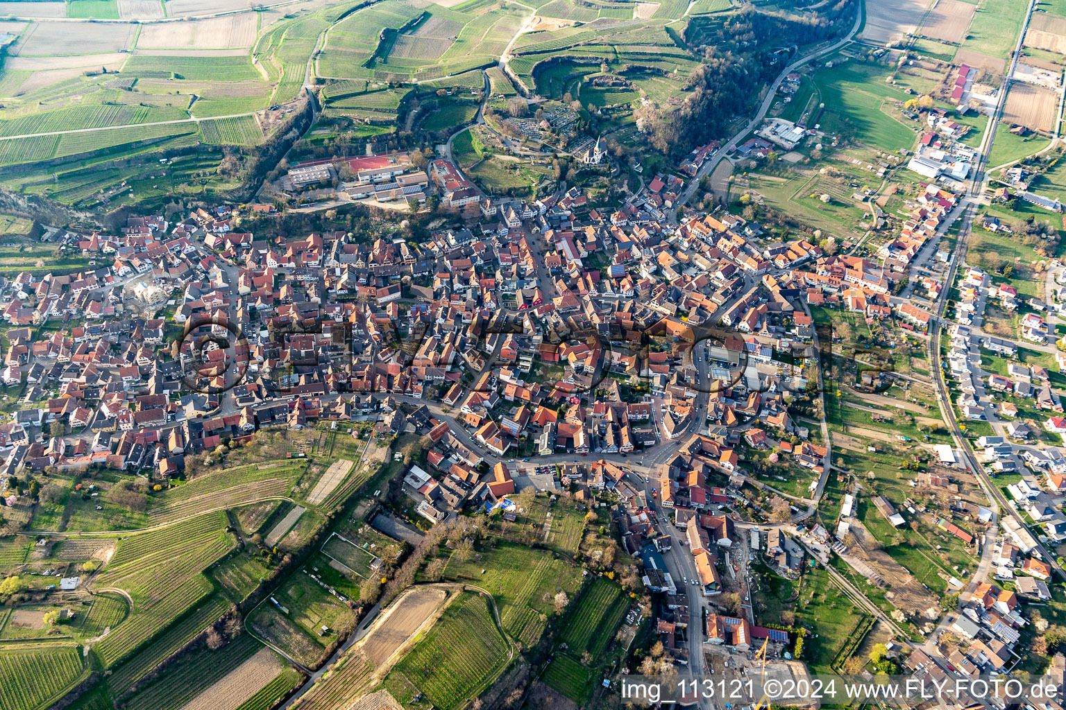 Ortsansicht der Straßen und Häuser der Wohngebiete in Bahlingen am Kaiserstuhl im Bundesland Baden-Württemberg, Deutschland