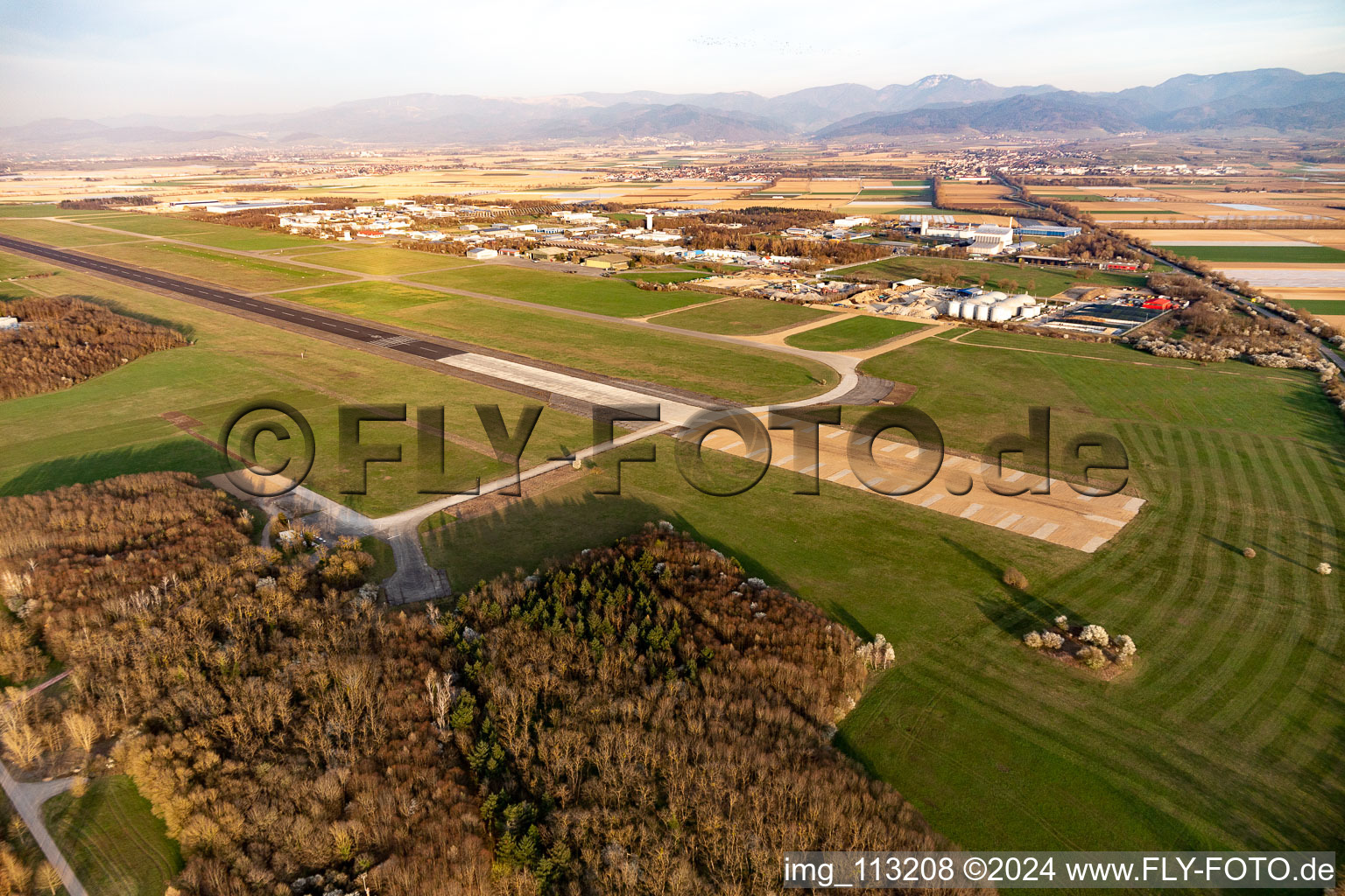 Bremgarten Flugplatz, Queranflug zur 05 in Neuenburg am Rhein im Bundesland Baden-Württemberg, Deutschland