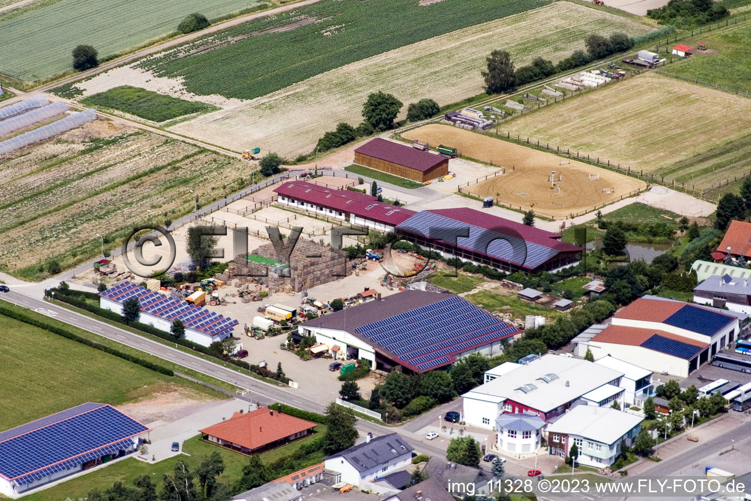 Luftaufnahme von Reitstall Eichenlaub im Ortsteil Herxheim in Herxheim bei Landau/Pfalz im Bundesland Rheinland-Pfalz, Deutschland