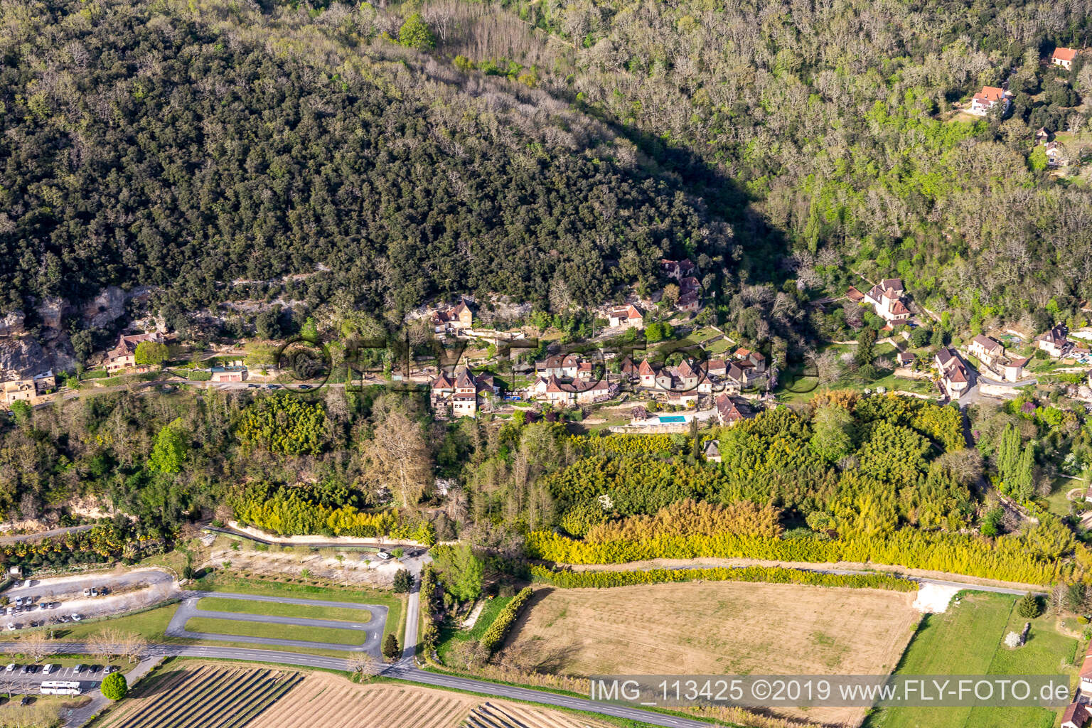 Schrägluftbild von La Roque-Gageac im Bundesland Dordogne, Frankreich
