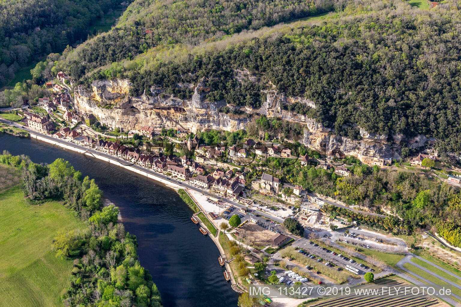 Ortschaft an den Fluss- Uferbereichen der Dordogne mit Château de la Malartrie in La Roque-Gageac in Nouvelle-Aquitaine, Frankreich