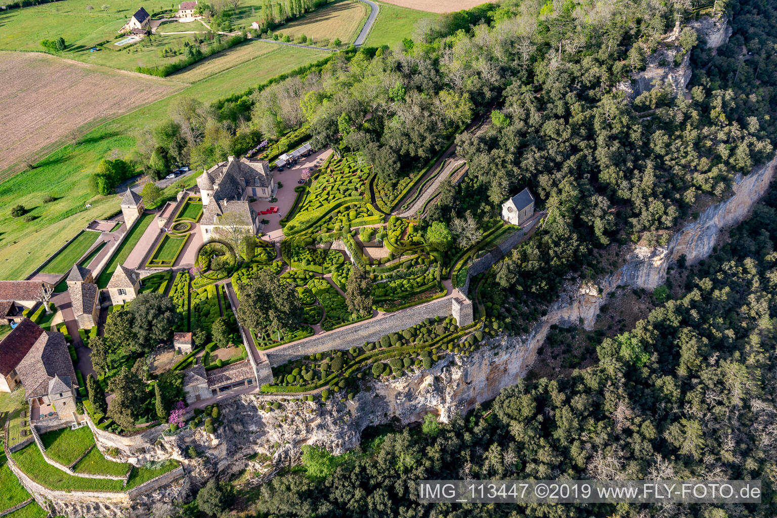 Luftbild von Schloßparkanlage von Schloß Marqueyssac über der Dordogne in Vezac in Nouvelle-Aquitaine in Vézac, Frankreich