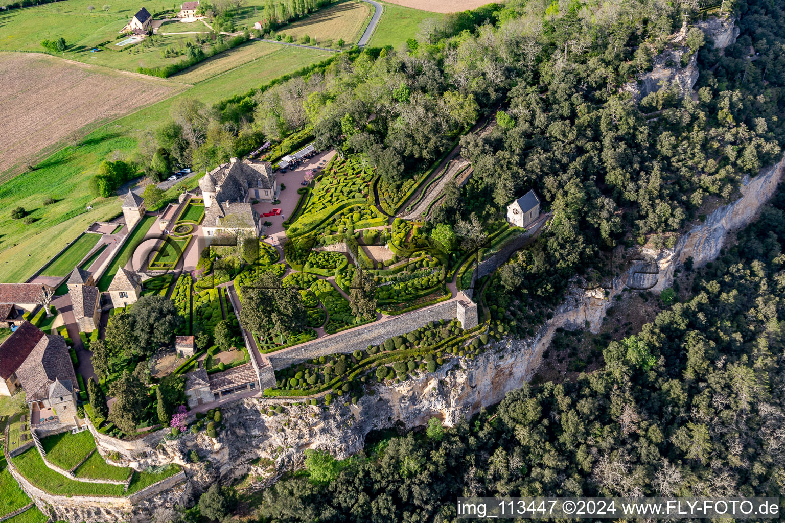 Luftbild von Schloßparkanlage von Schloß Marqueyssac über der Dordogne in Vezac in Nouvelle-Aquitaine in Vézac, Frankreich