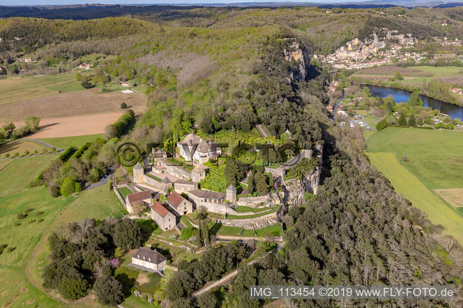 Schrägluftbild von Schloßparkanlage von Schloß Marqueyssac über der Dordogne in Vezac in Nouvelle-Aquitaine in Vézac, Frankreich