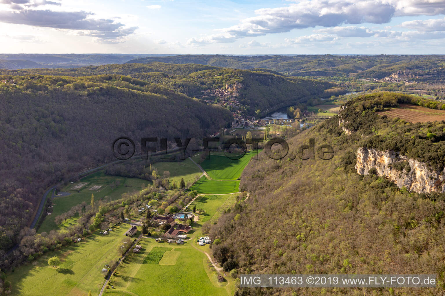 Luftaufnahme von Céou Tal in Castelnaud-la-Chapelle im Bundesland Dordogne, Frankreich