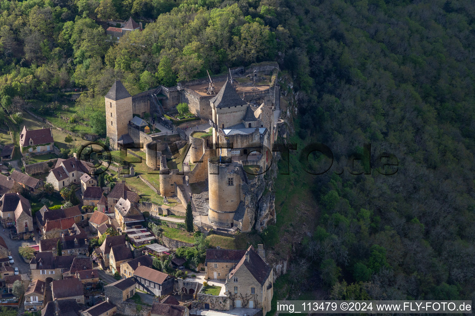Luftaufnahme von Burganlage des Schloß Château de Castelnaud-la-Chapelle in Castelnaud-la-Chapelle in Nouvelle-Aquitaine im Bundesland Dordogne, Frankreich