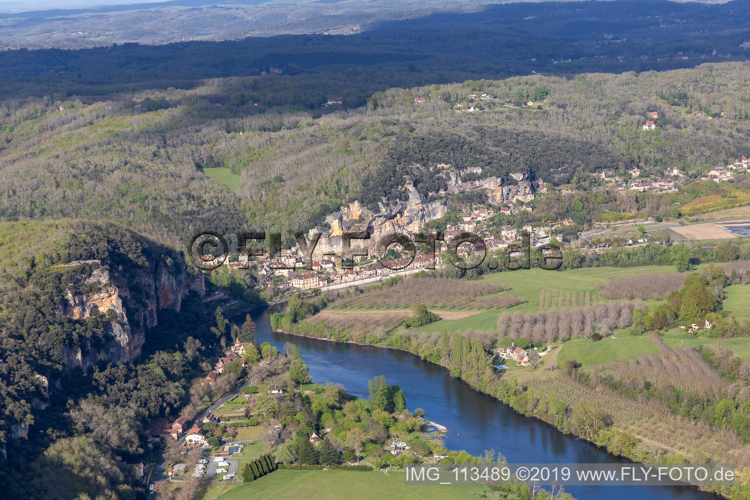 La Roque-Gageac im Bundesland Dordogne, Frankreich aus der Luft betrachtet