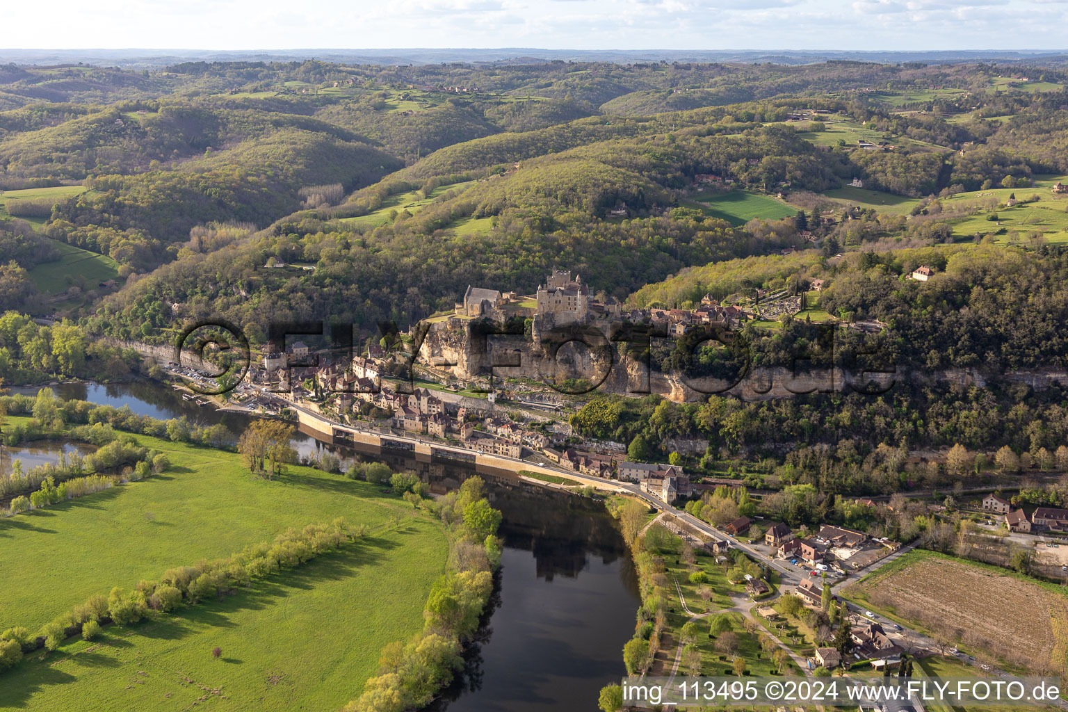 Luftbild von Chateau de Beynac in Beynac-et-Cazenac im Bundesland Dordogne, Frankreich