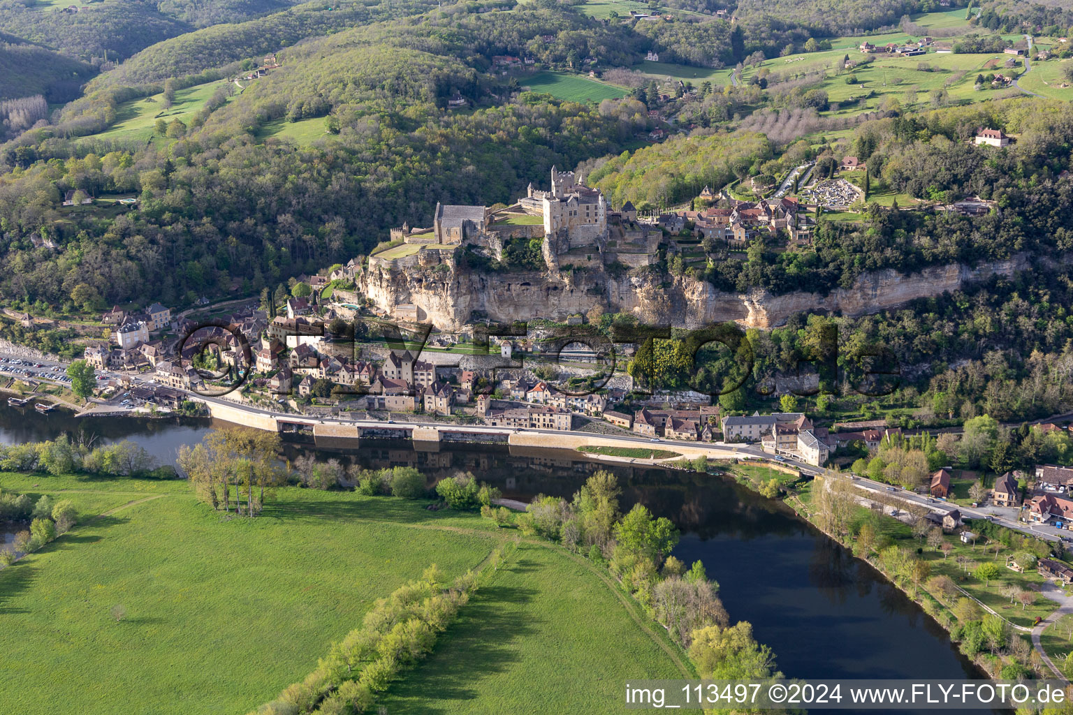 Luftaufnahme von Chateau de Beynac in Beynac-et-Cazenac im Bundesland Dordogne, Frankreich