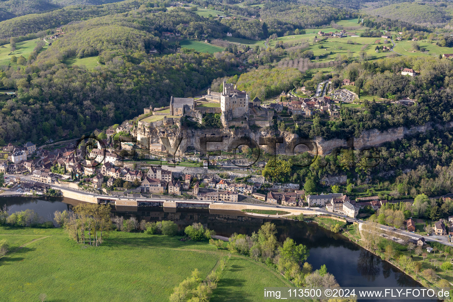 Schrägluftbild von Chateau de Beynac in Beynac-et-Cazenac im Bundesland Dordogne, Frankreich