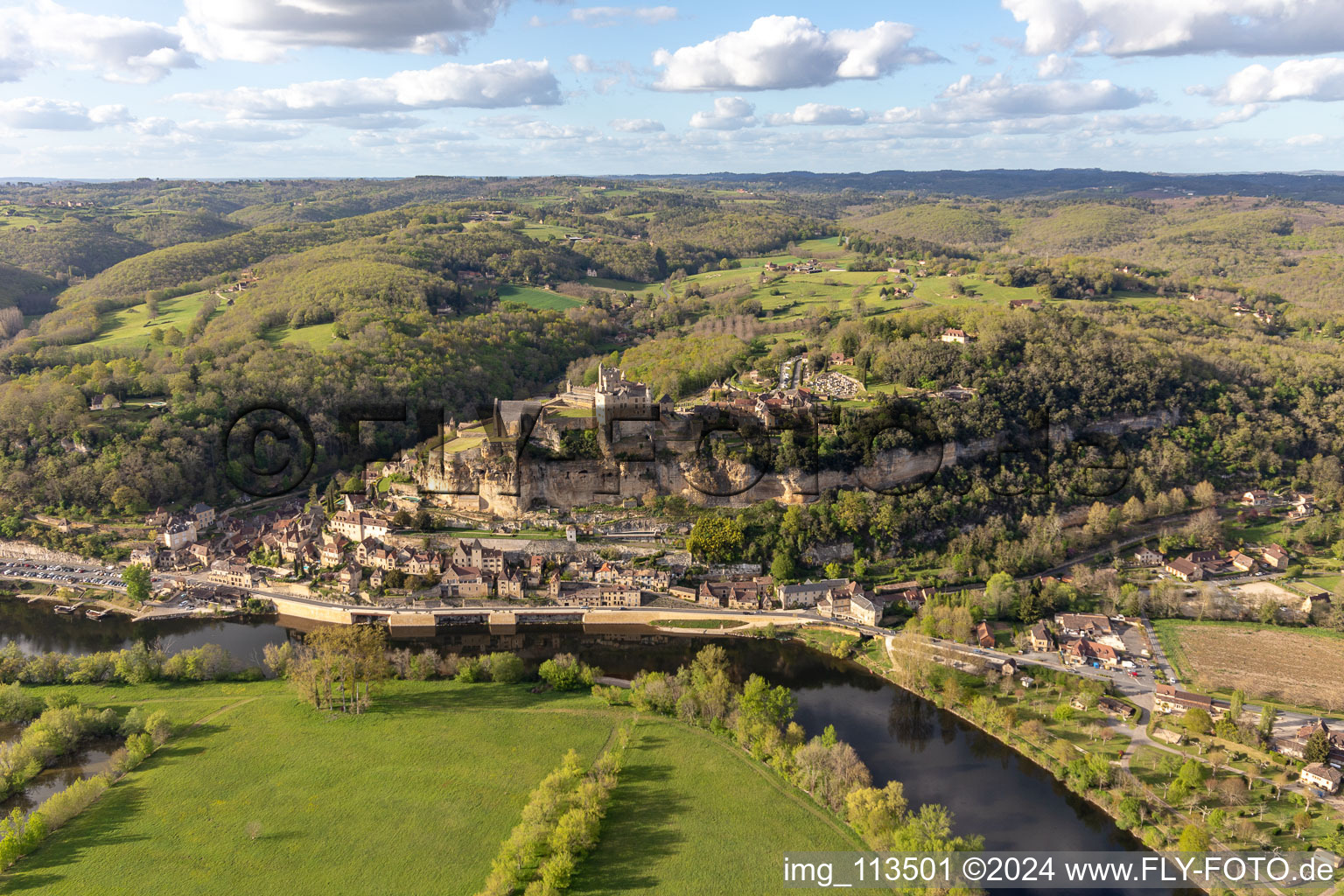 Chateau de Beynac in Beynac-et-Cazenac im Bundesland Dordogne, Frankreich von oben