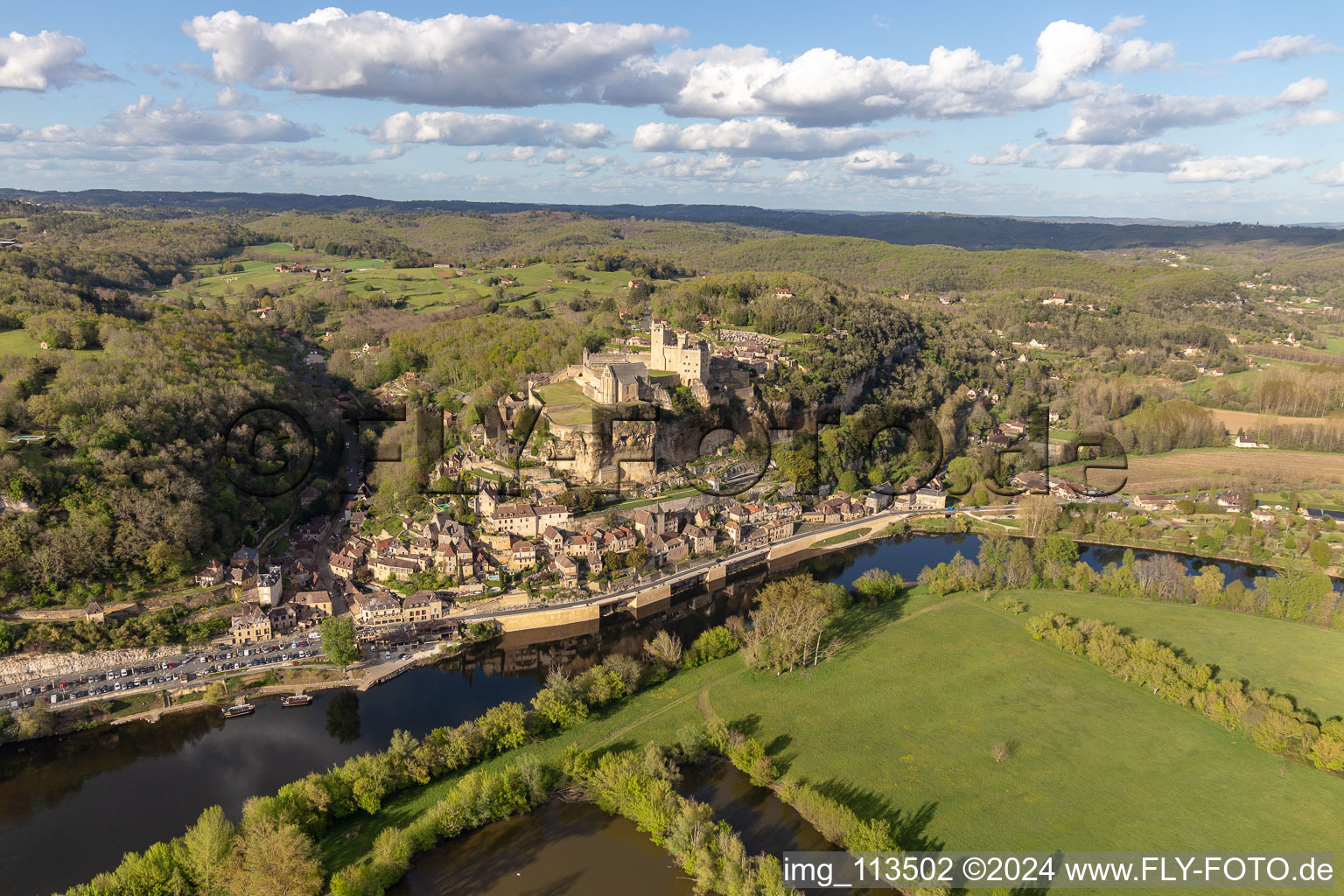 Chateau de Beynac in Beynac-et-Cazenac im Bundesland Dordogne, Frankreich aus der Luft