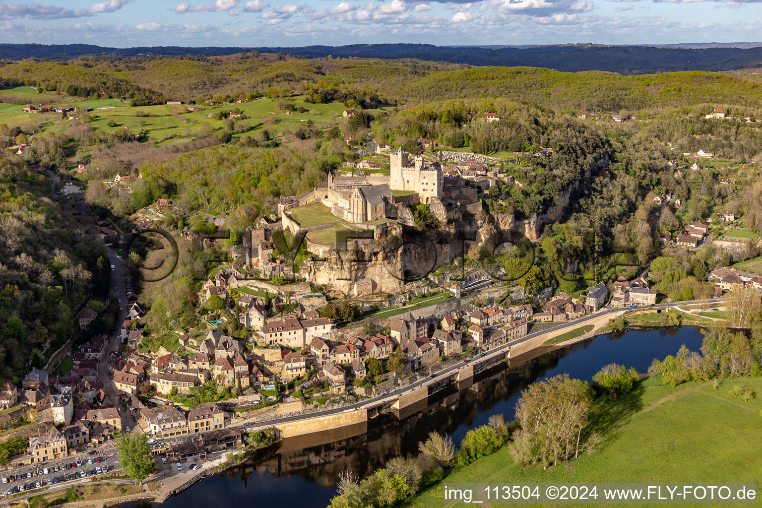 Burganlage des Schloß Château de Beynac in Beynac-et-Cazenac in Nouvelle-Aquitaine im Bundesland Dordogne, Frankreich