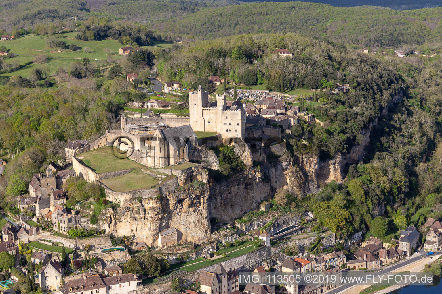 Chateau de Beynac in Beynac-et-Cazenac im Bundesland Dordogne, Frankreich von oben gesehen
