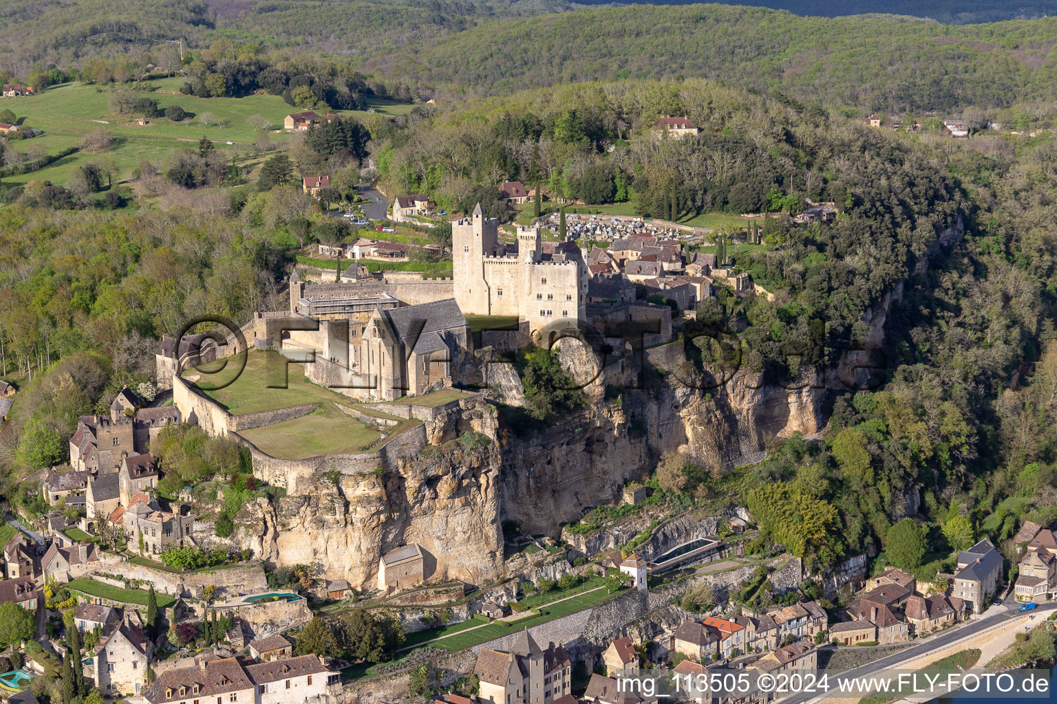 Chateau de Beynac in Beynac-et-Cazenac im Bundesland Dordogne, Frankreich von oben gesehen