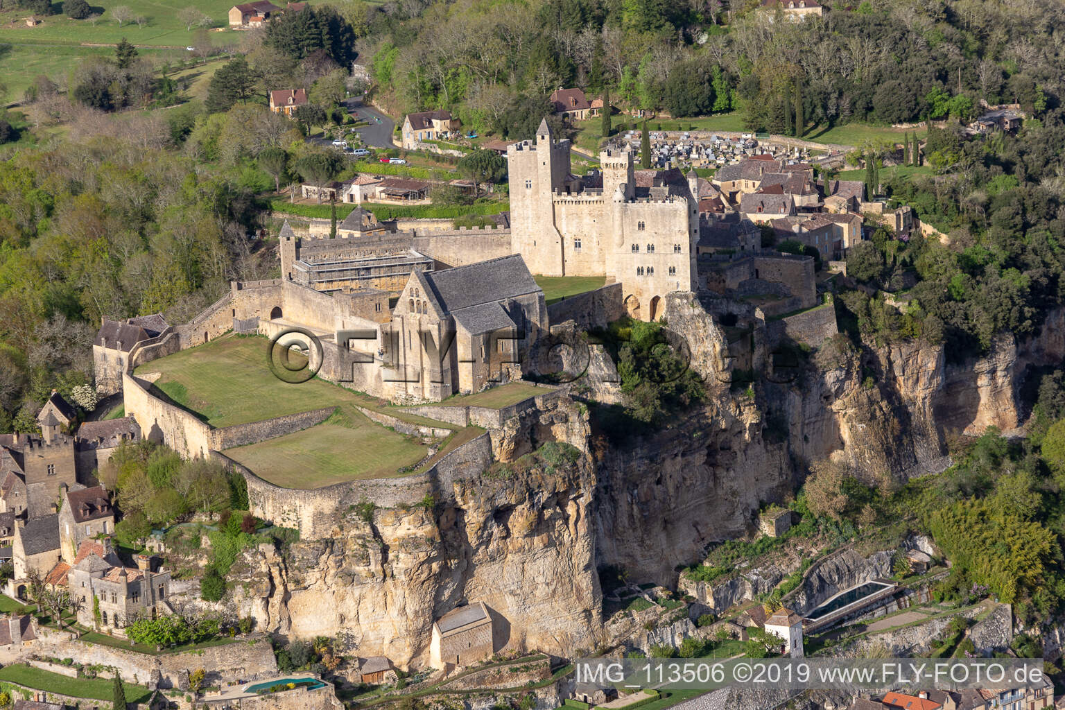 Chateau de Beynac in Beynac-et-Cazenac im Bundesland Dordogne, Frankreich vom Flugzeug aus