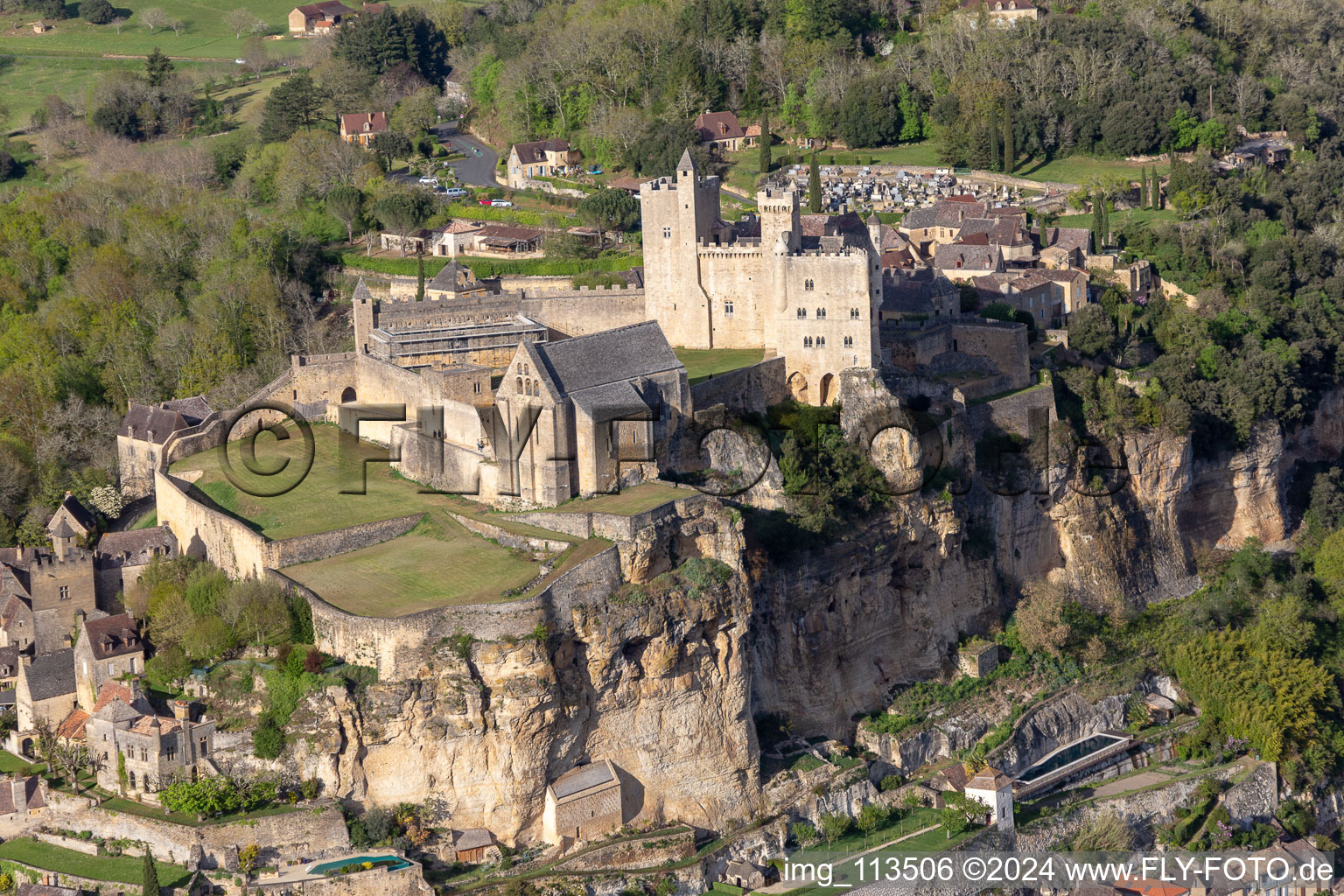 Chateau de Beynac in Beynac-et-Cazenac im Bundesland Dordogne, Frankreich vom Flugzeug aus