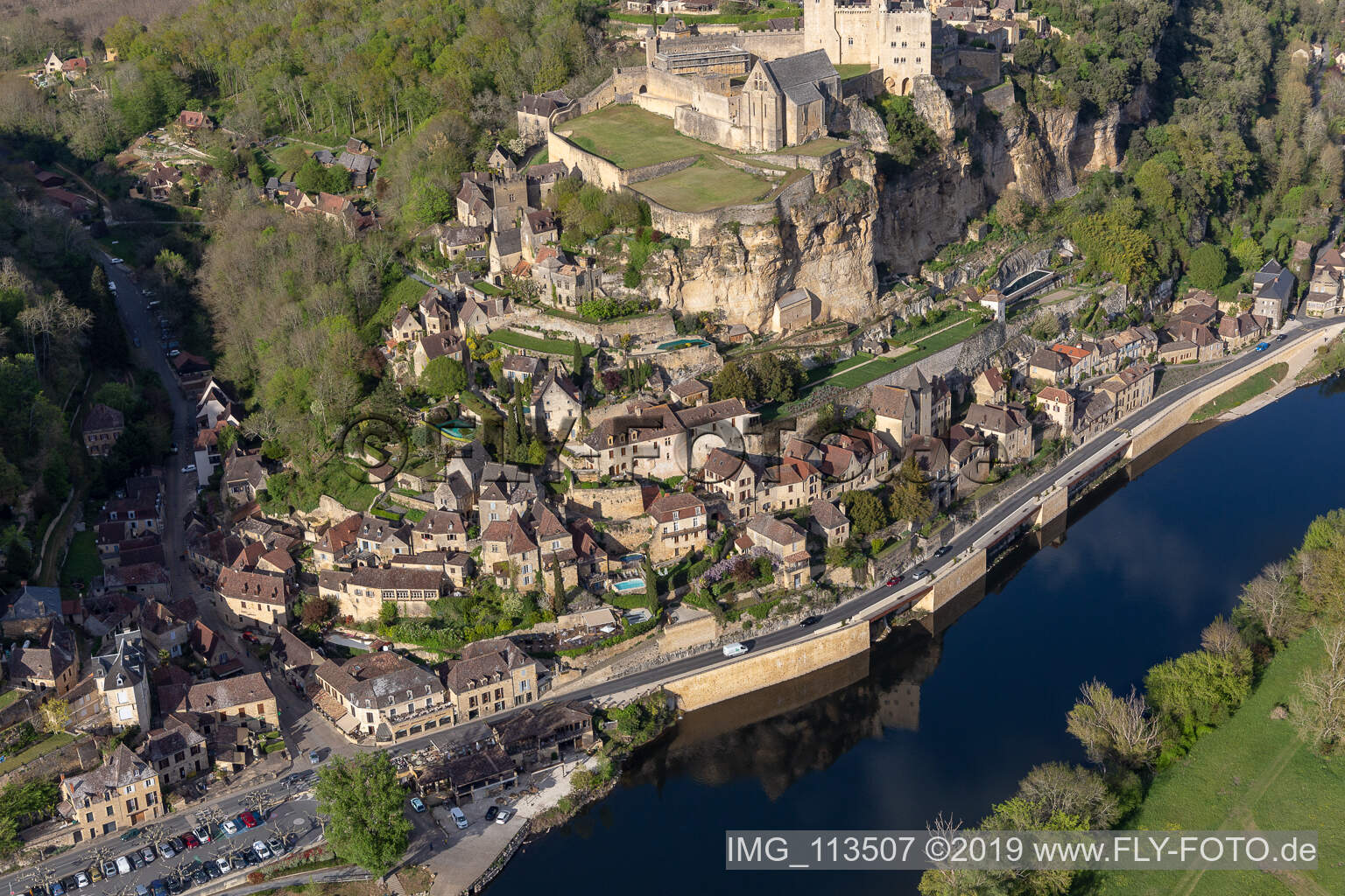 Chateau de Beynac in Beynac-et-Cazenac im Bundesland Dordogne, Frankreich aus der Vogelperspektive