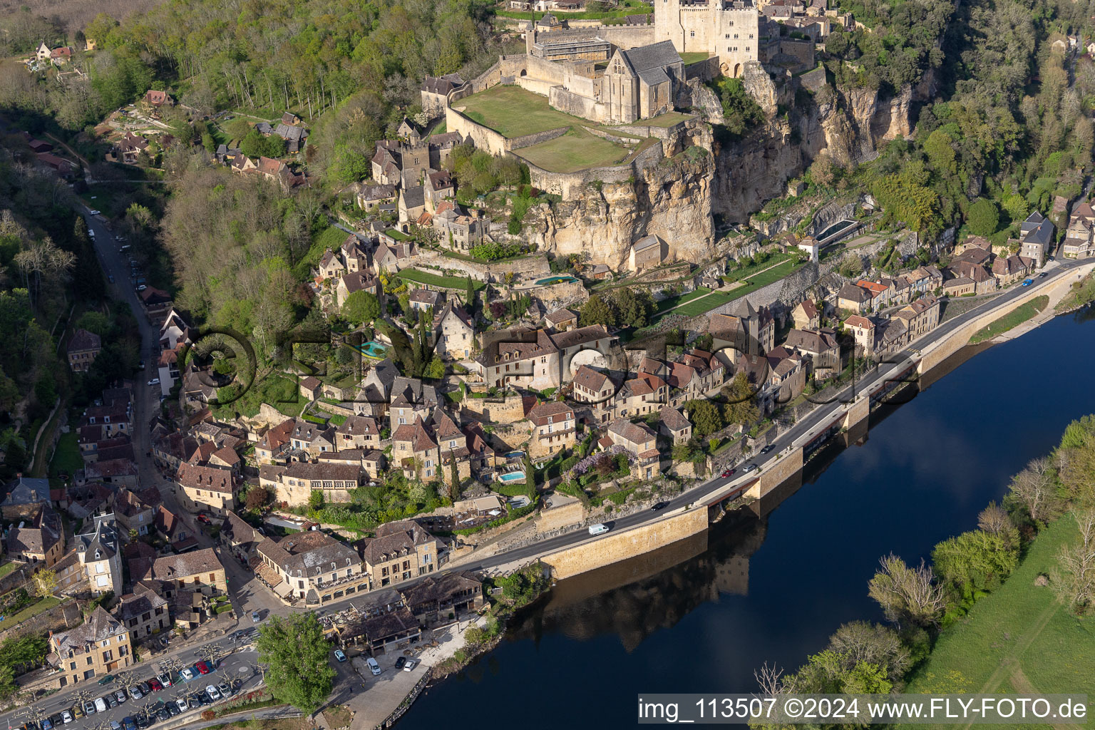 Chateau de Beynac in Beynac-et-Cazenac im Bundesland Dordogne, Frankreich aus der Vogelperspektive