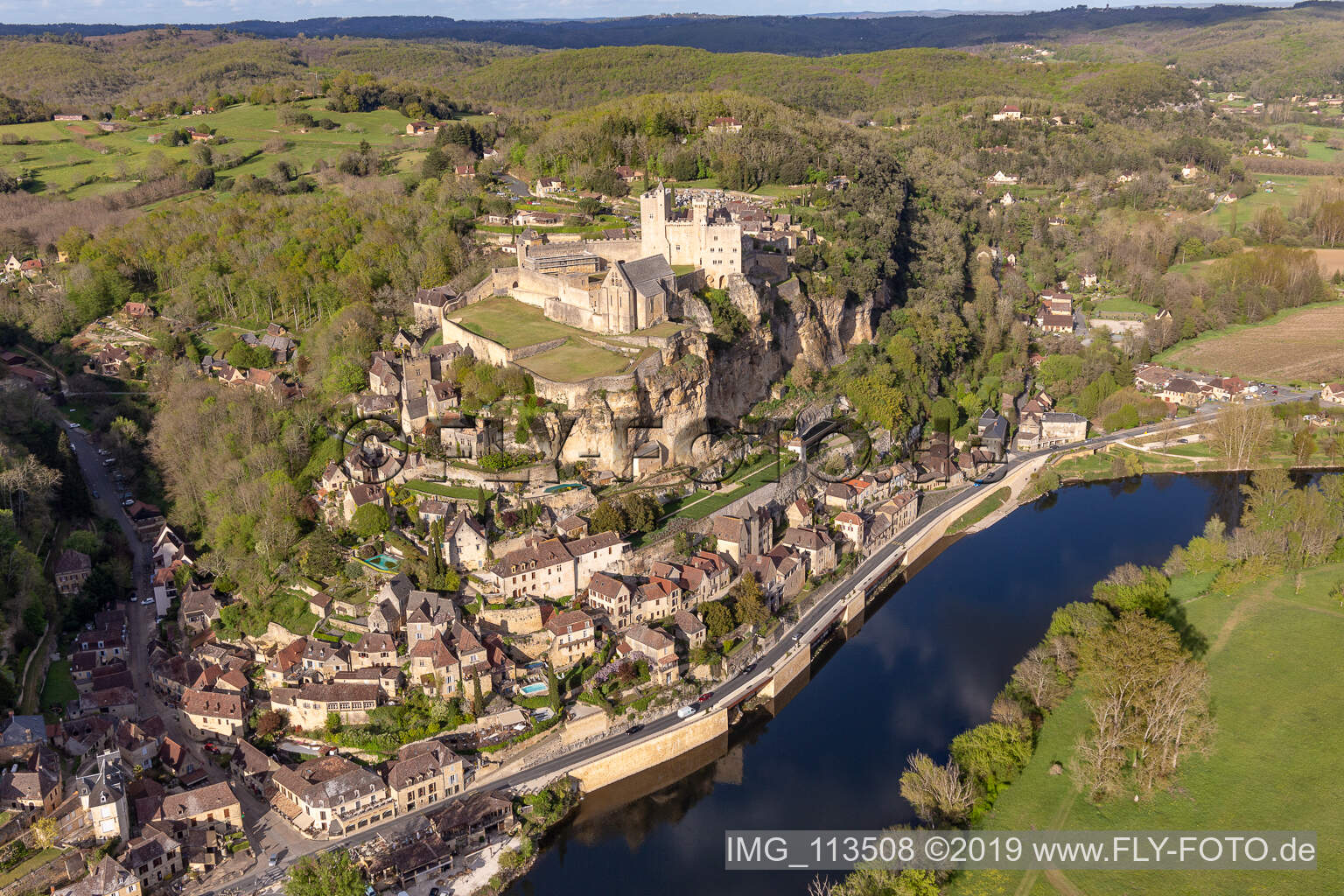 Luftbild von Burganlage des Schloß Château de Beynac in Beynac-et-Cazenac in Nouvelle-Aquitaine im Bundesland Dordogne, Frankreich