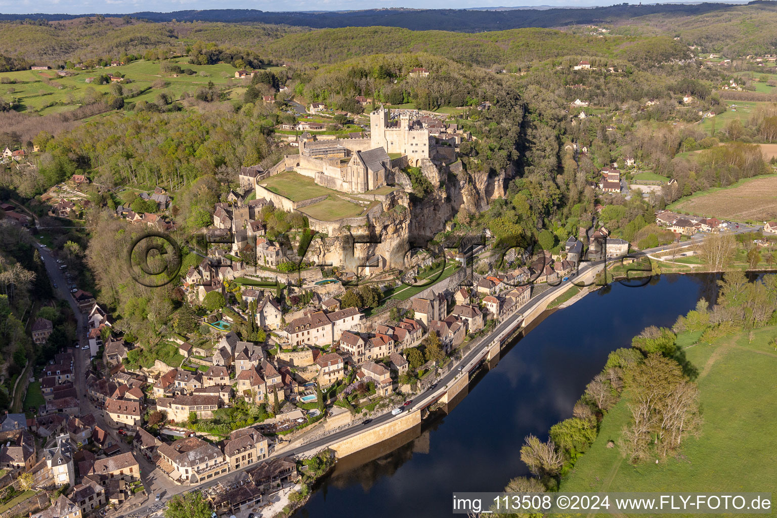 Luftbild von Burganlage des Schloß Château de Beynac in Beynac-et-Cazenac in Nouvelle-Aquitaine im Bundesland Dordogne, Frankreich