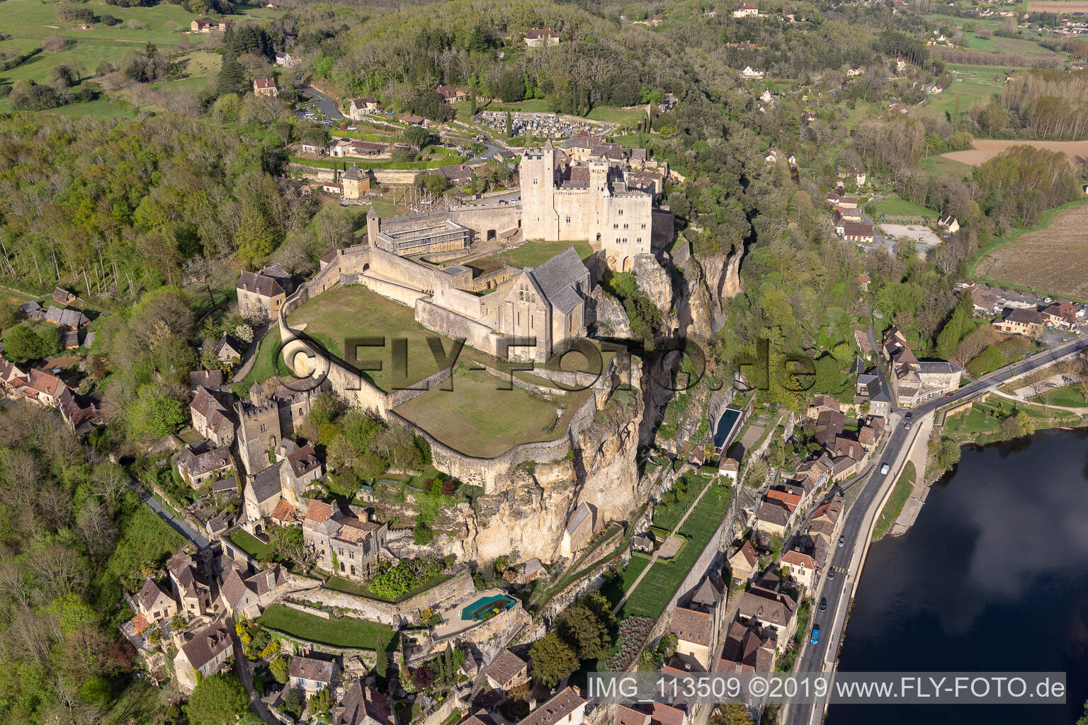 Luftaufnahme von Burganlage des Schloß Château de Beynac in Beynac-et-Cazenac in Nouvelle-Aquitaine im Bundesland Dordogne, Frankreich