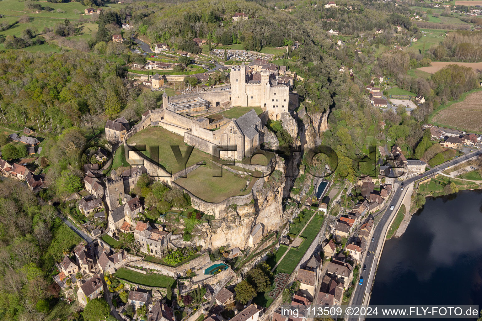 Luftaufnahme von Burganlage des Schloß Château de Beynac in Beynac-et-Cazenac in Nouvelle-Aquitaine im Bundesland Dordogne, Frankreich