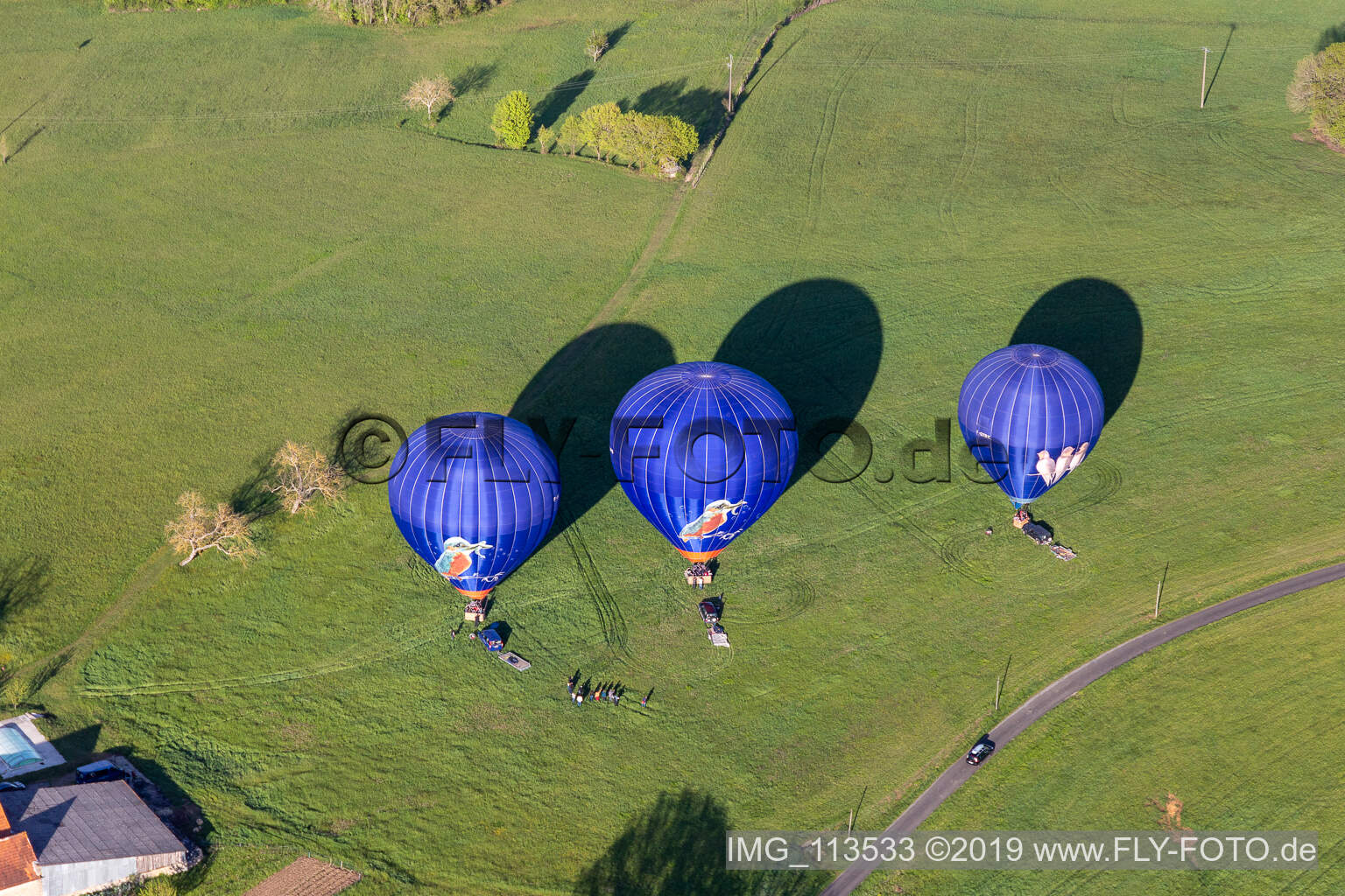 Drei blaue Heißluftballone beim Start in der Dordogne in Veyrines-de-Domme in Nouvelle-Aquitaine, Frankreich