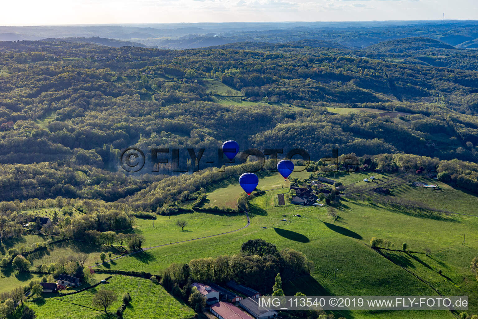Ballonstart in Veyrines-de-Domme im Bundesland Dordogne, Frankreich von oben