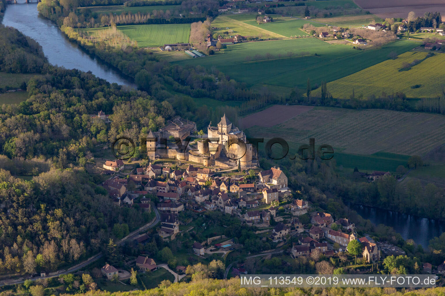 Burganlage des Schloß Montfort über der Dordogne in Vitrac in Nouvelle-Aquitaine, Frankreich