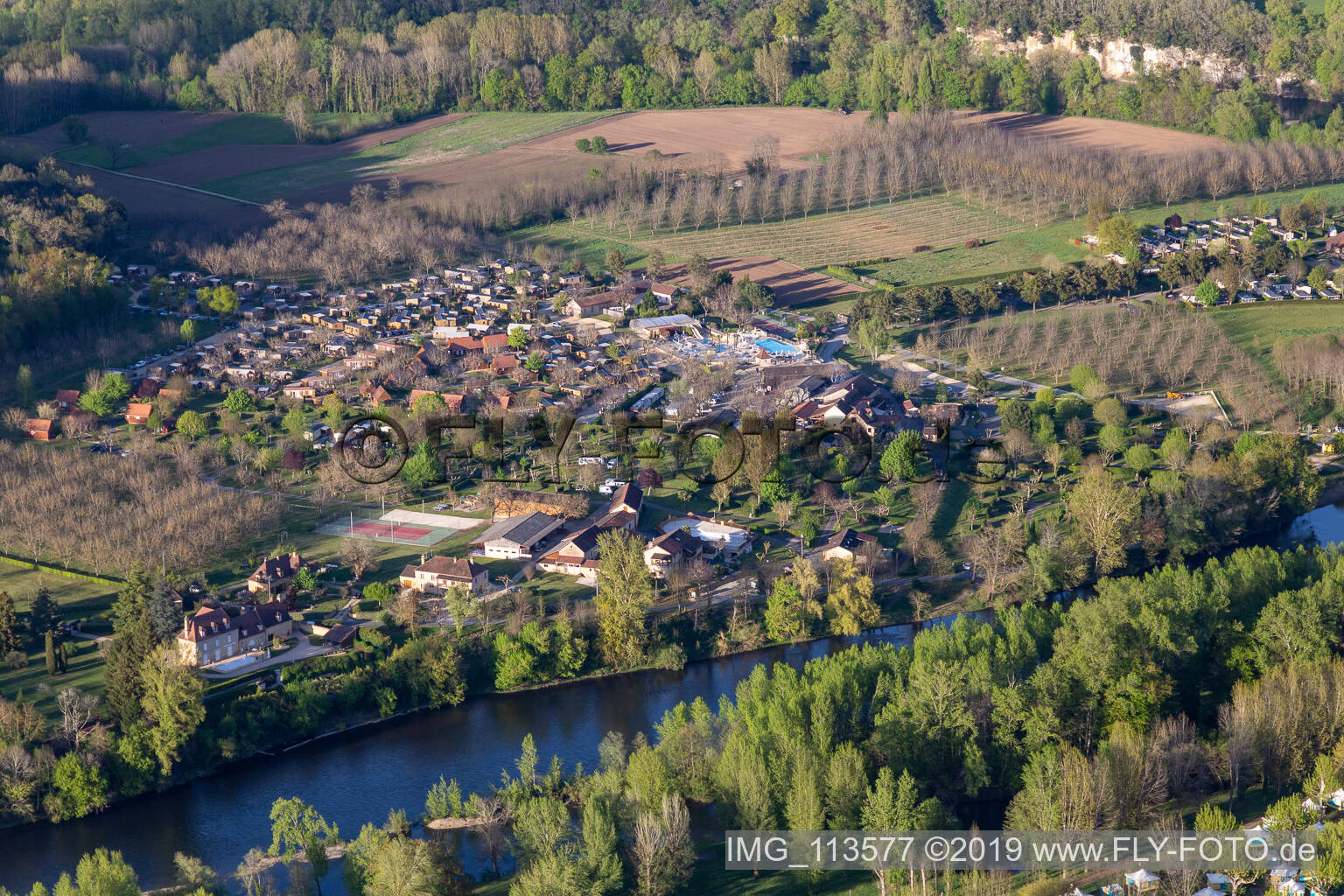Luftaufnahme von Camping Soleil-Plage an der Dordogne in Vitrac, Frankreich