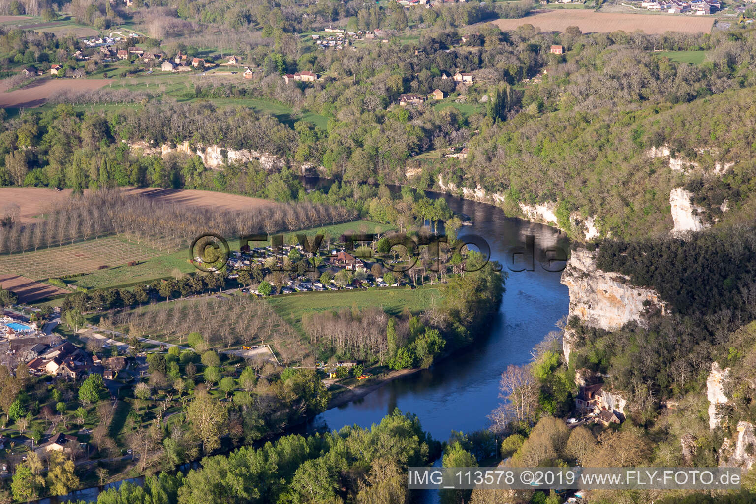 Schrägluftbild von Camping Soleil-Plage an der Dordogne in Vitrac, Frankreich