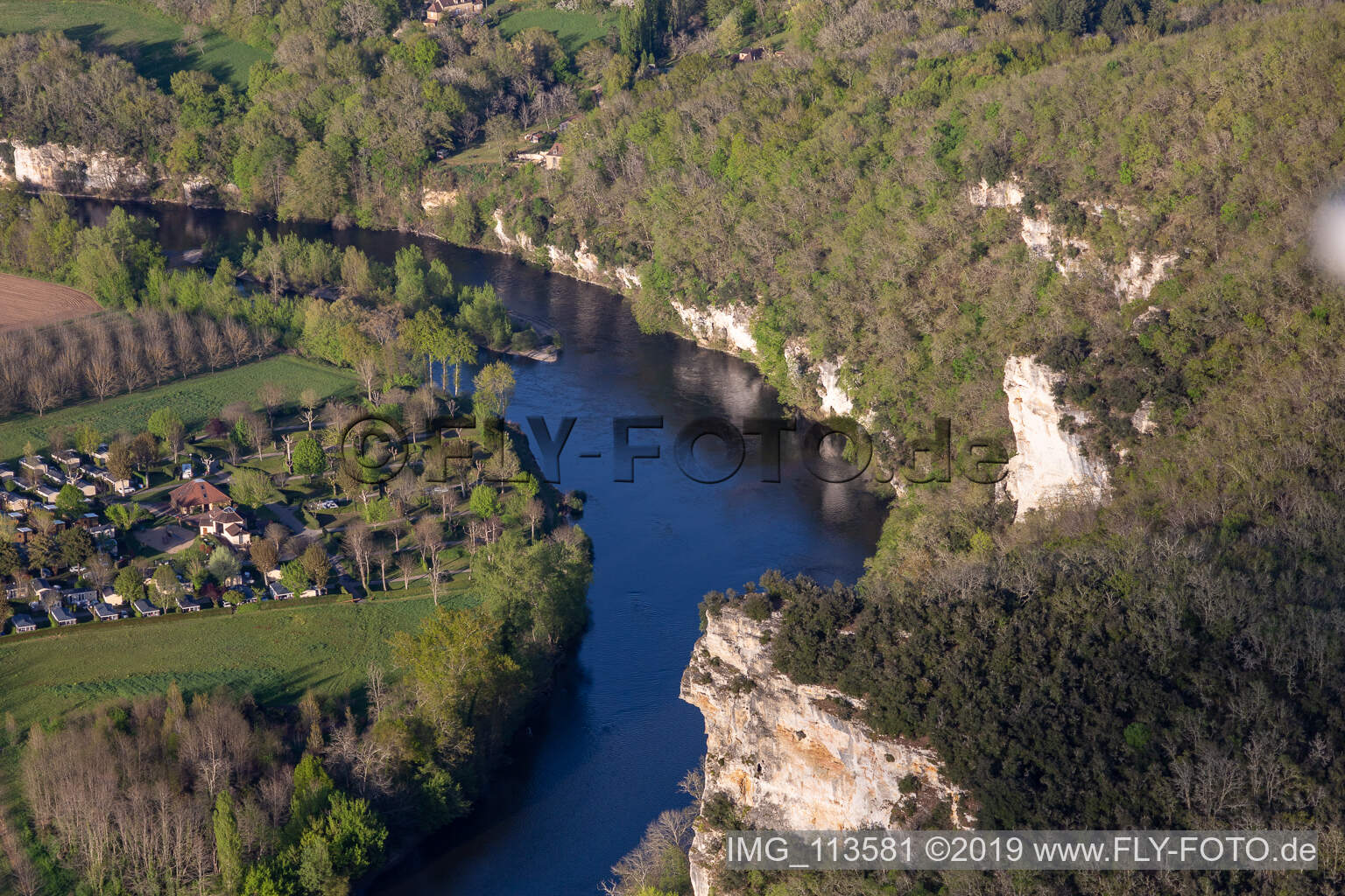 Camping Soleil-Plage an der Dordogne in Vitrac, Frankreich aus der Luft