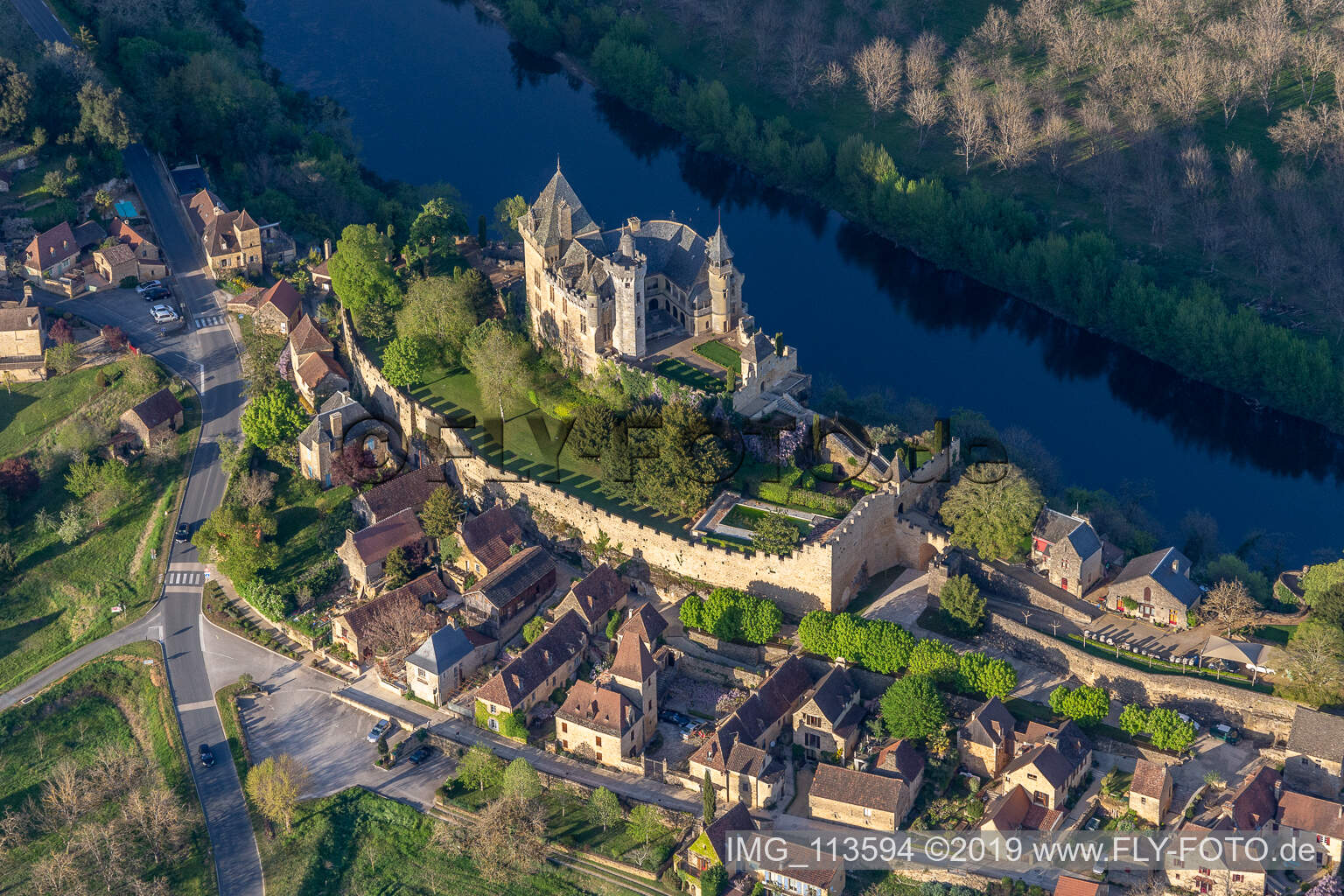 Luftbild von Burganlage des Schloß Montfort über der Dordogne in Vitrac in Nouvelle-Aquitaine, Frankreich