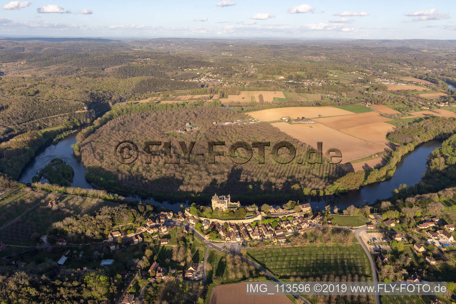 Luftaufnahme von Burganlage des Schloß Montfort über der Dordogne in Vitrac in Nouvelle-Aquitaine, Frankreich