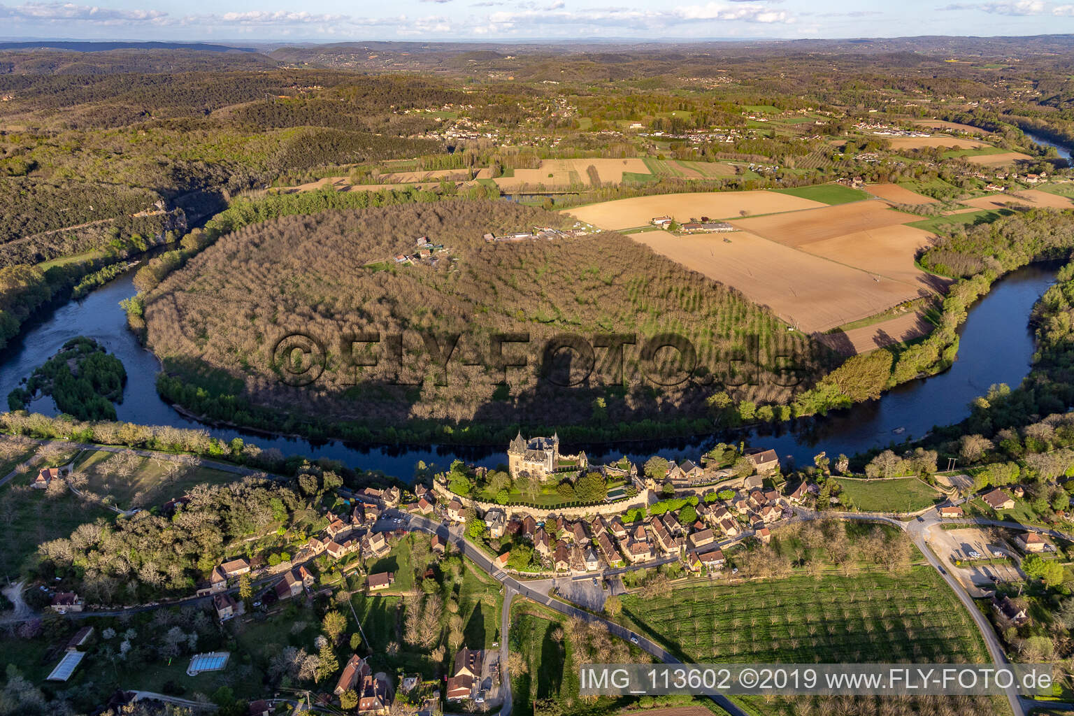 Schrägluftbild von Burganlage des Schloß Montfort über der Dordogne in Vitrac in Nouvelle-Aquitaine, Frankreich