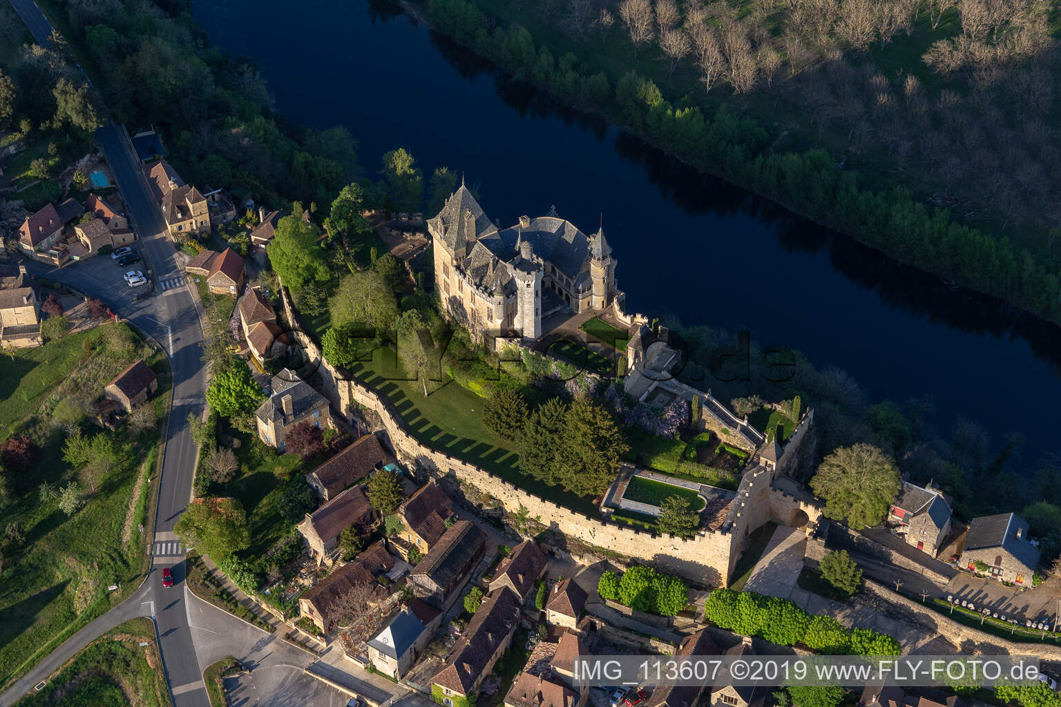 Drohnenbild von Montfort in Vitrac im Bundesland Dordogne, Frankreich