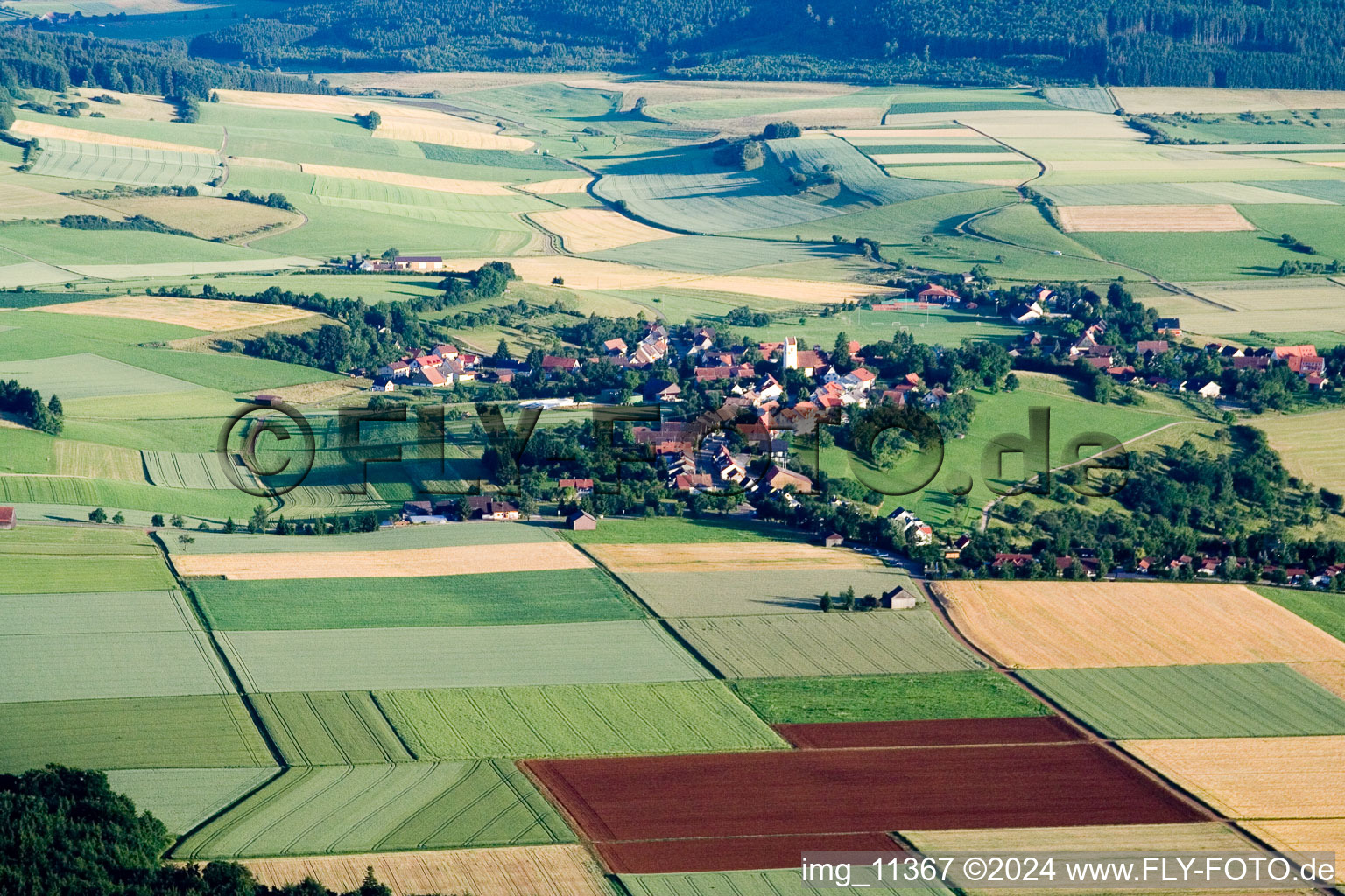 Dorf - Ansicht am Rande von landwirtschaftlichen Feldern und Nutzflächen in Gunningen im Bundesland Baden-Württemberg, Deutschland
