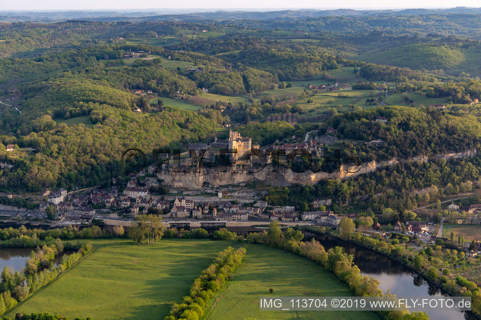 Chateau de Beynac in Beynac-et-Cazenac im Bundesland Dordogne, Frankreich aus der Luft betrachtet