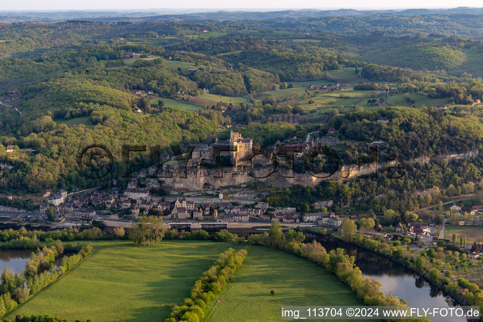 Chateau de Beynac in Beynac-et-Cazenac im Bundesland Dordogne, Frankreich aus der Luft betrachtet