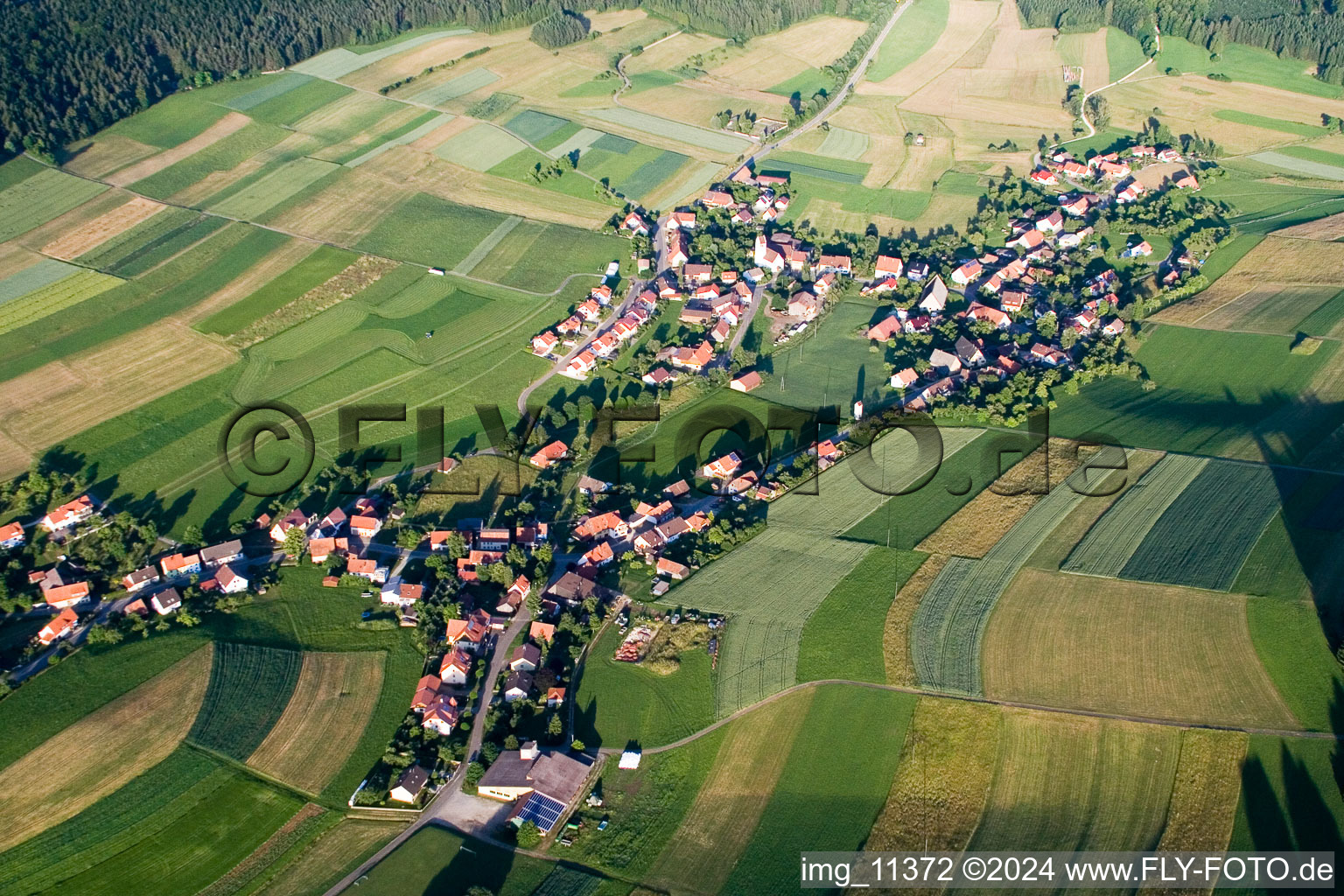 Dorf - Ansicht am Rande von landwirtschaftlichen Feldern und Nutzflächen im Ortsteil Ippingen in Immendingen im Bundesland Baden-Württemberg, Deutschland