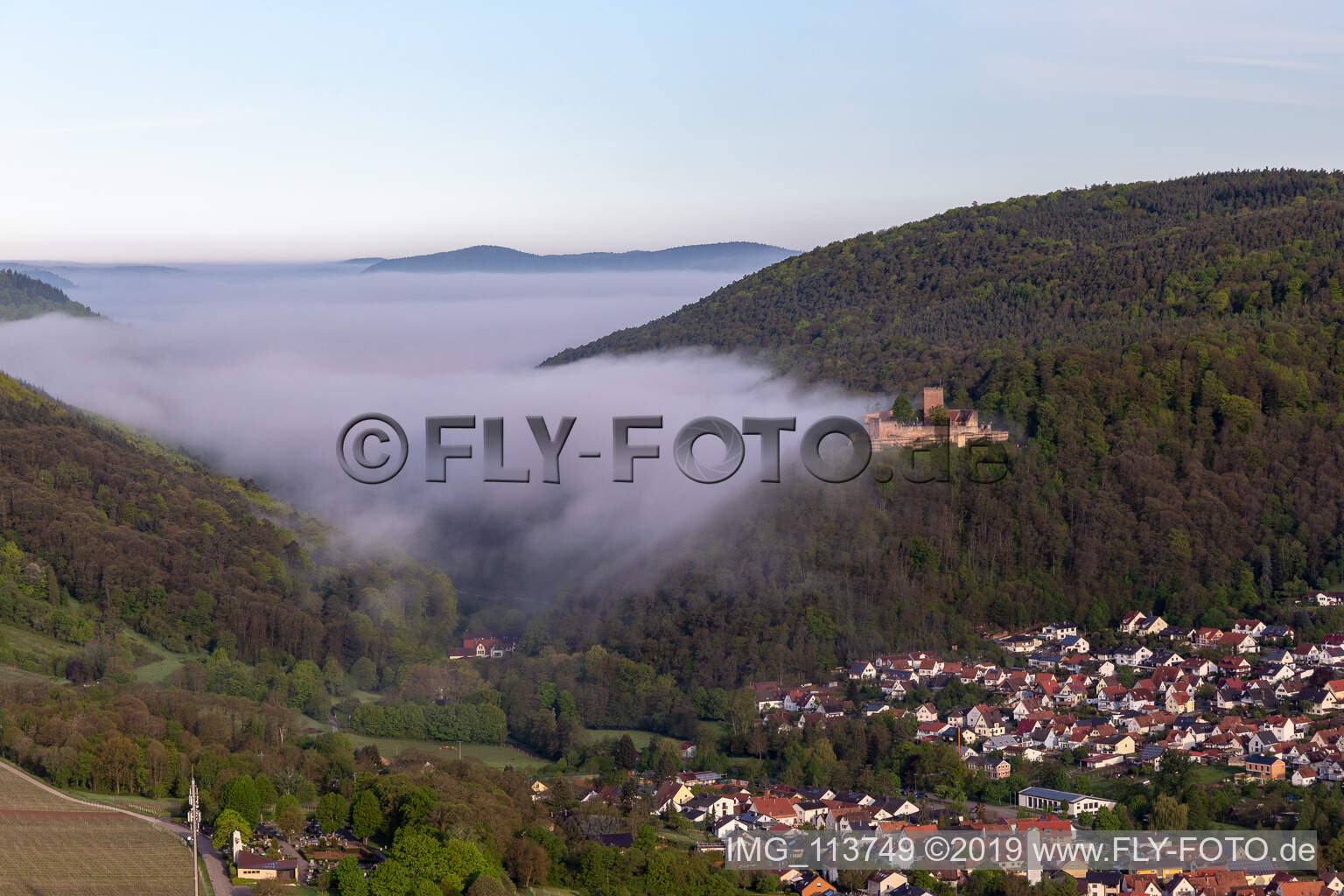 Luftaufnahme von Burg Landeck im Morgennebel in Klingenmünster im Bundesland Rheinland-Pfalz, Deutschland