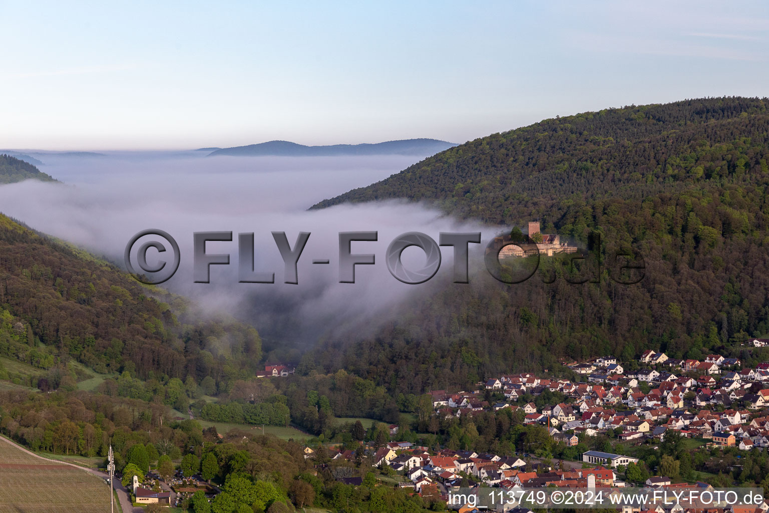 Luftaufnahme von Burg Landeck im Morgennebel in Klingenmünster im Bundesland Rheinland-Pfalz, Deutschland