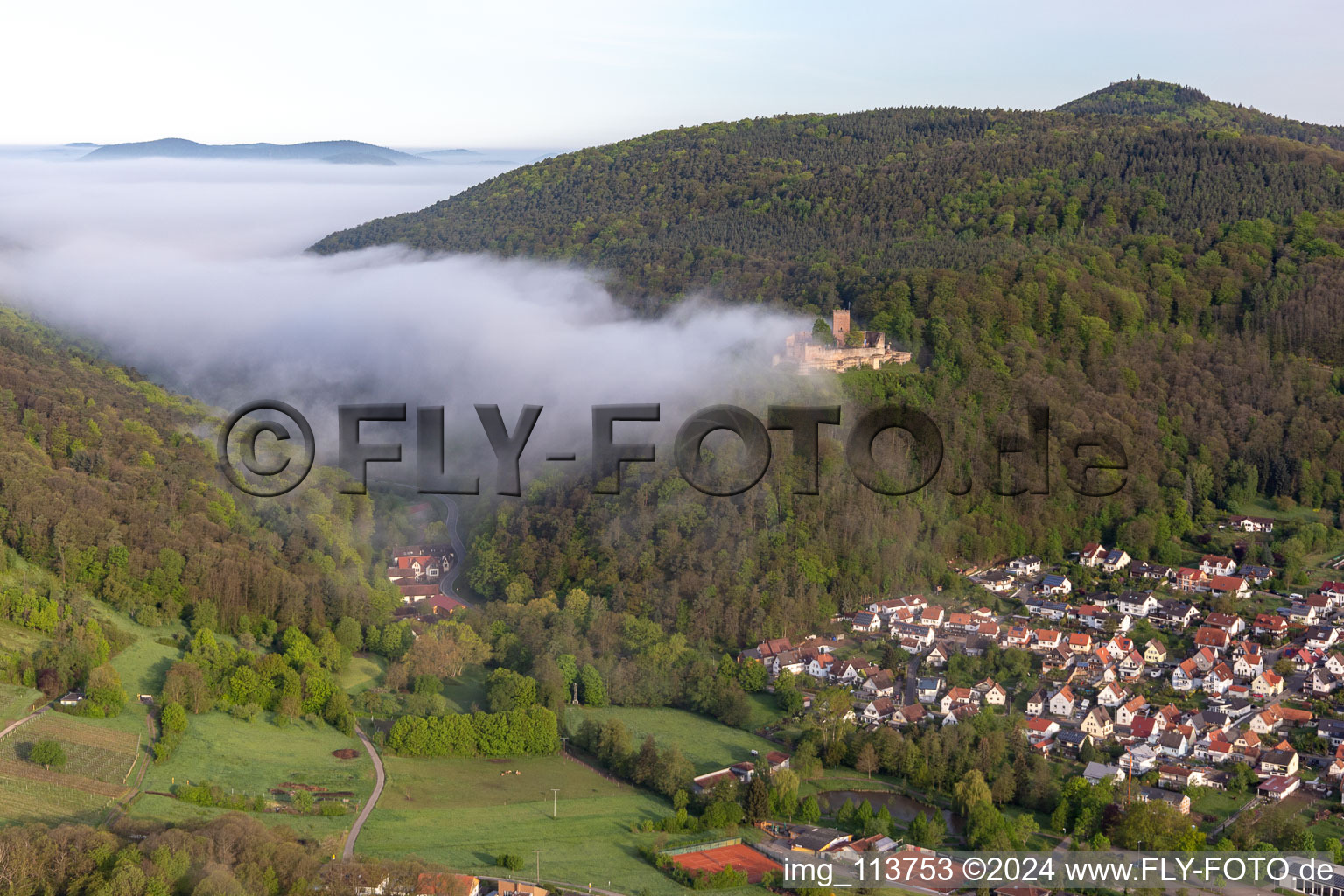 Burg Landeck im Morgennebel in Klingenmünster im Bundesland Rheinland-Pfalz, Deutschland von oben