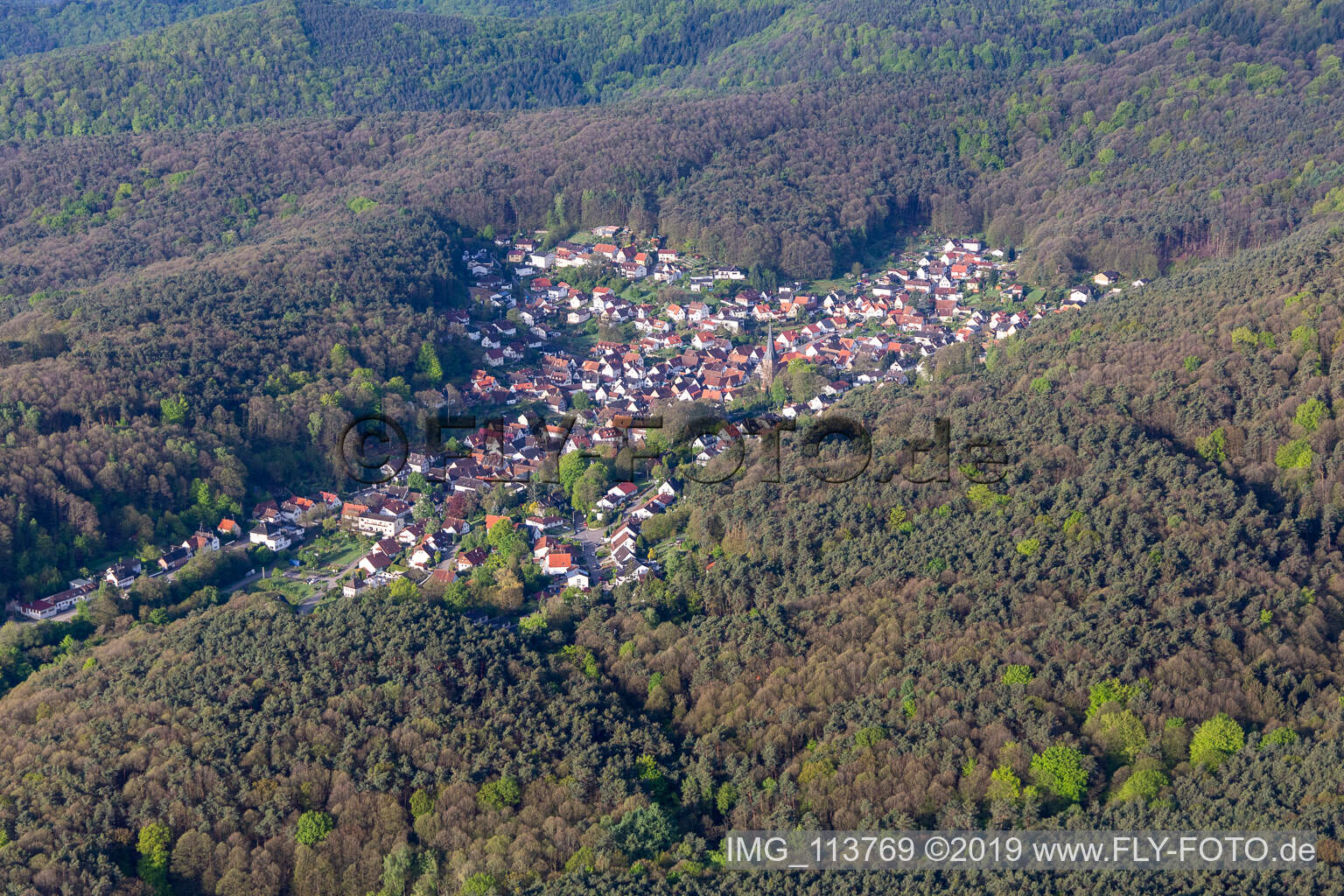 Drohnenbild von Dörrenbach im Bundesland Rheinland-Pfalz, Deutschland
