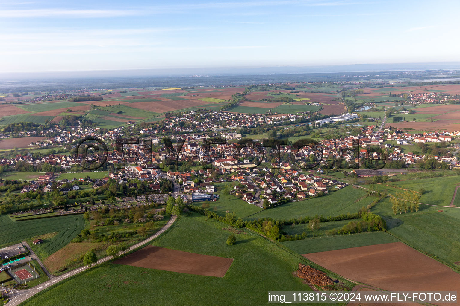 Drohnenbild von Soultz-sous-Forêts im Bundesland Bas-Rhin, Frankreich