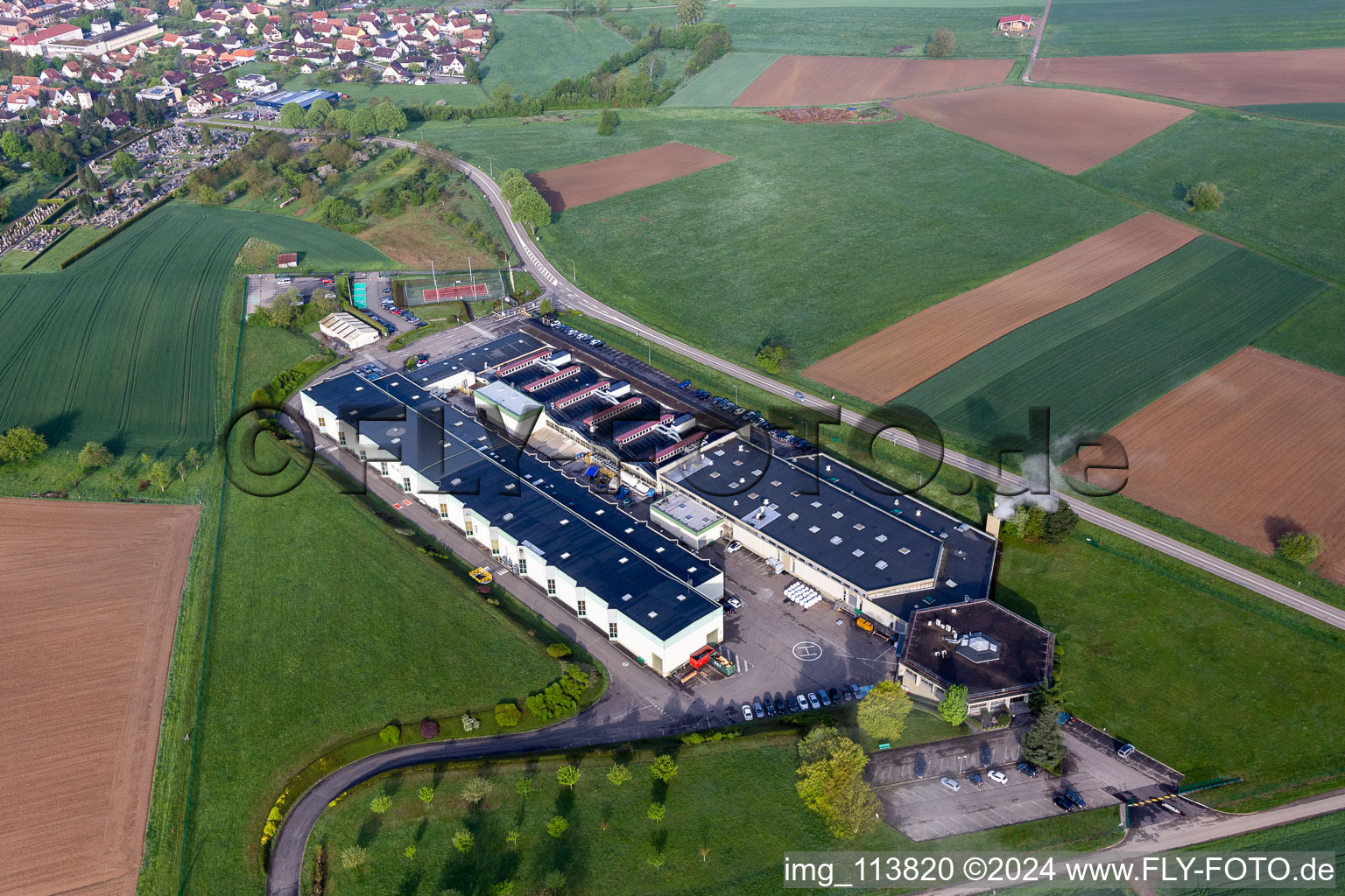 Luftbild von Gebäude und Produktionshallen auf dem Werksgelände Gunther Tools in Soultz-sous-Forets in Grand Est in Retschwiller im Bundesland Bas-Rhin, Frankreich